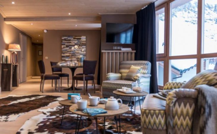 Hotel Le Taos, Tignes, Lounge and Dining Table